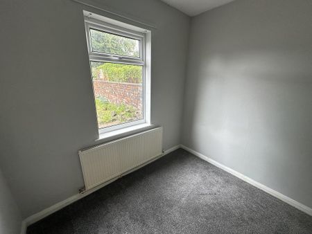 2 bedroom ground floor flat to rent - Photo 2