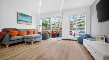 Sunny 3-Bedroom Home with Urban Views - Gulf Harbour - Photo 3