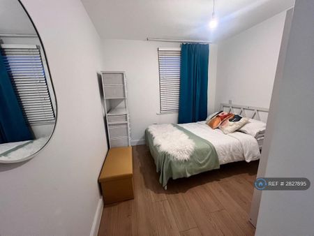 1 bedroom in a house share to rent - Photo 2