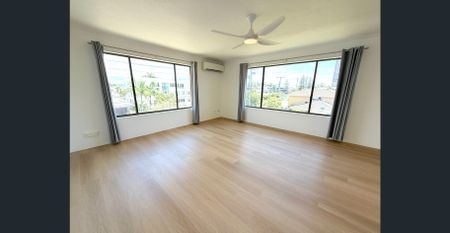 Renovated Top Floor Unit – Walk to Broadwater - Photo 5