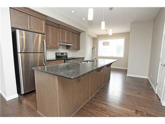 Like new, double garage 3 bdrms townhouse in Panorama hills! - Photo 1