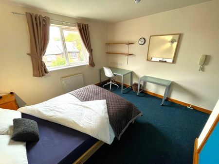 1 bedroom in a house share to rent - Photo 2