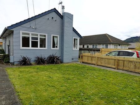FAMILY-FRIENDLY HOME IN TRENTHAM (< 1 Min to SH2) - Photo 5