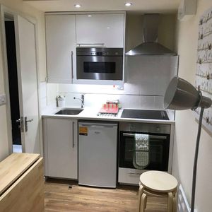 Studio Flat, High Road, NW10 - Photo 2