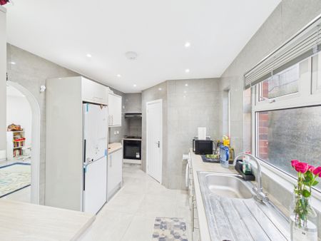 Coxmount Road, London, SE7 - Photo 5