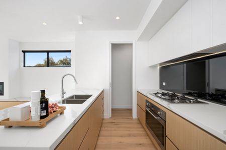 Executive Townhouse in Highton Village! - Photo 4