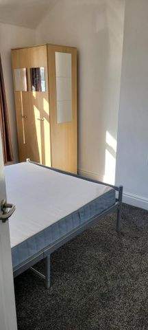 4 bedroom semi-detached house to rent - Photo 3