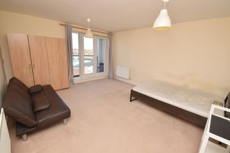 3 bedroom apartment to rent - Photo 4