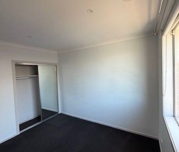 Perfectly positioned close to local cafés, shops, and schools! - Photo 1