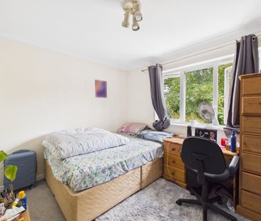 4 bedroom House in Prospect Avenue, Farnborough - Photo 3