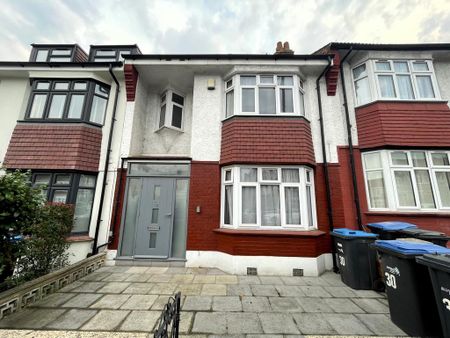 1 bedroom in a house share to rent - Photo 2