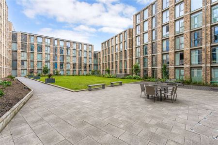 One double bedroom apartment in the highly desirable Burlington Square development. - Photo 3