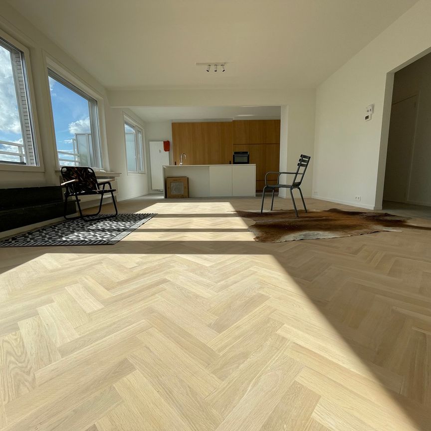 Luxueus en prachtig gerenoveerd appartement van 120m² met 2 grote terrassen gelegen aan het St-Pietersstation, vlakbij diverse winkels, scholen en openbaar vervoer. - Photo 1