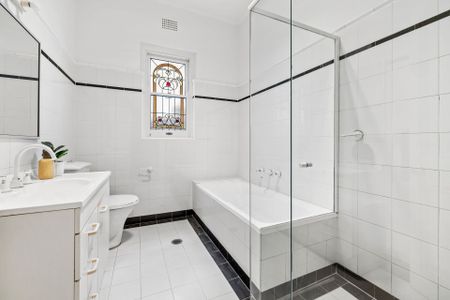 SUPERB FAMILY HOME! - Photo 3