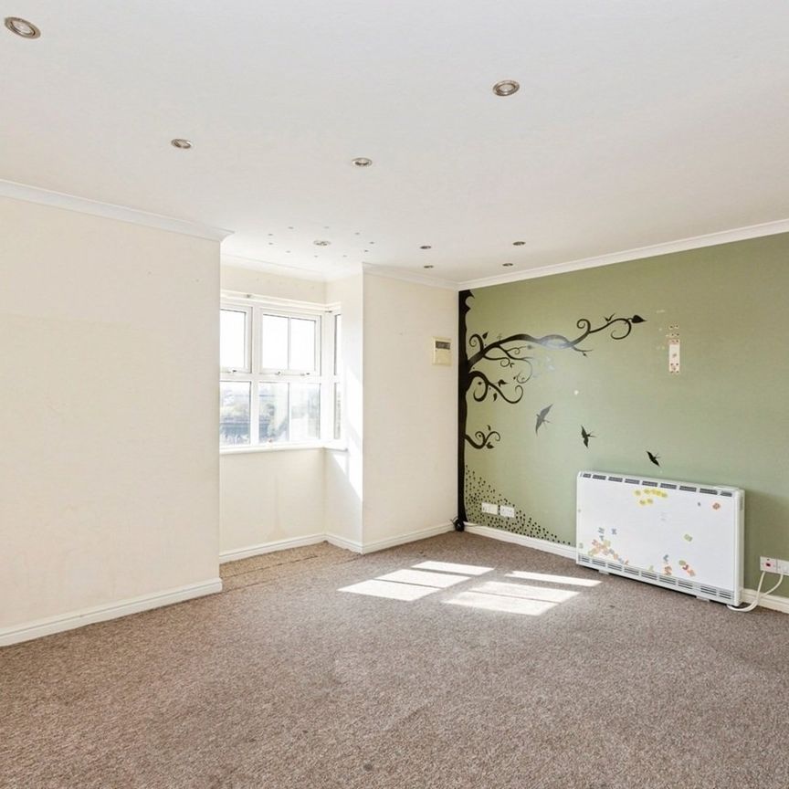 2 Bed Flat, Conifer Court, IG1 - Photo 1