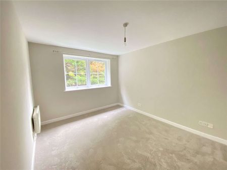 A contemporary apartment forming part of a modern development set in vibrant Crawley. - Photo 4