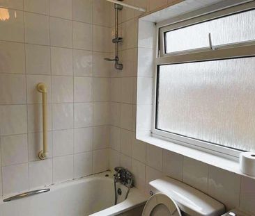 Ashford Crescent, Ashford, TW15 - Photo 5