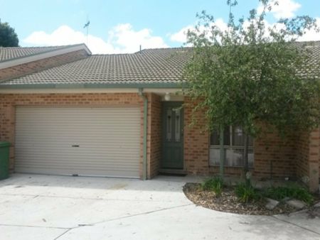 Spacious Three Bedroom Townhouse - Photo 5