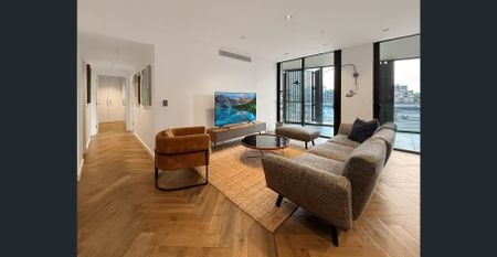 Super-Sized Designer Apartment, Available Furnished or Unfurnished - Photo 3