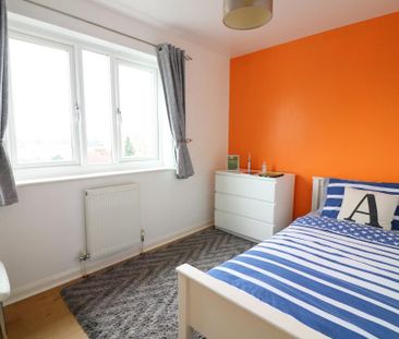 3 Bedroom Flat To Rent - Photo 2