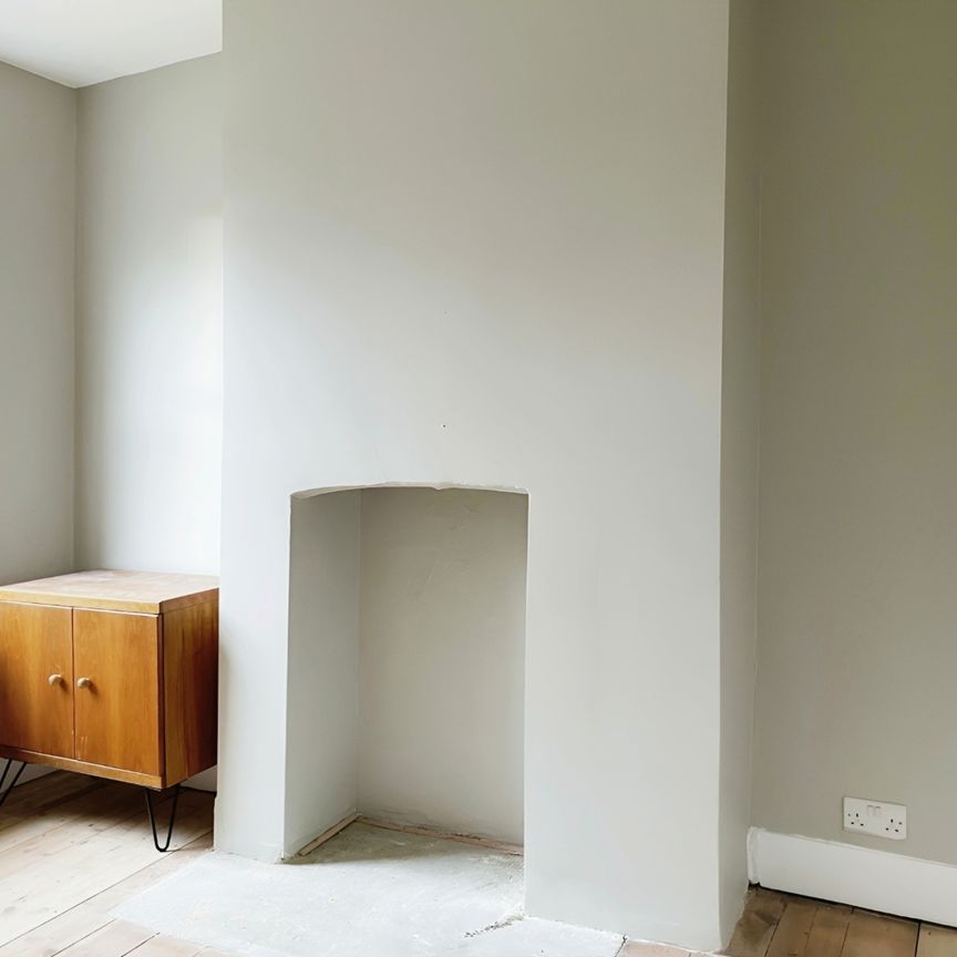 Recently renovated 3/4 Bedroom Home to let in Wandsworth - Photo 1