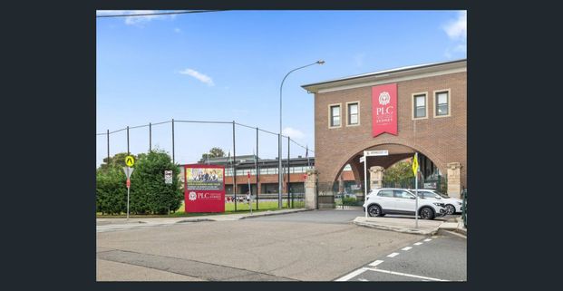 Discover Your New Family Home in the Heart of Croydon! - Photo 1