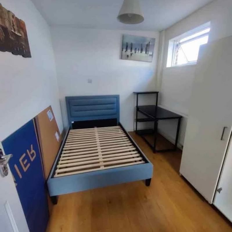 1 bedroom in a house share to rent - Photo 2