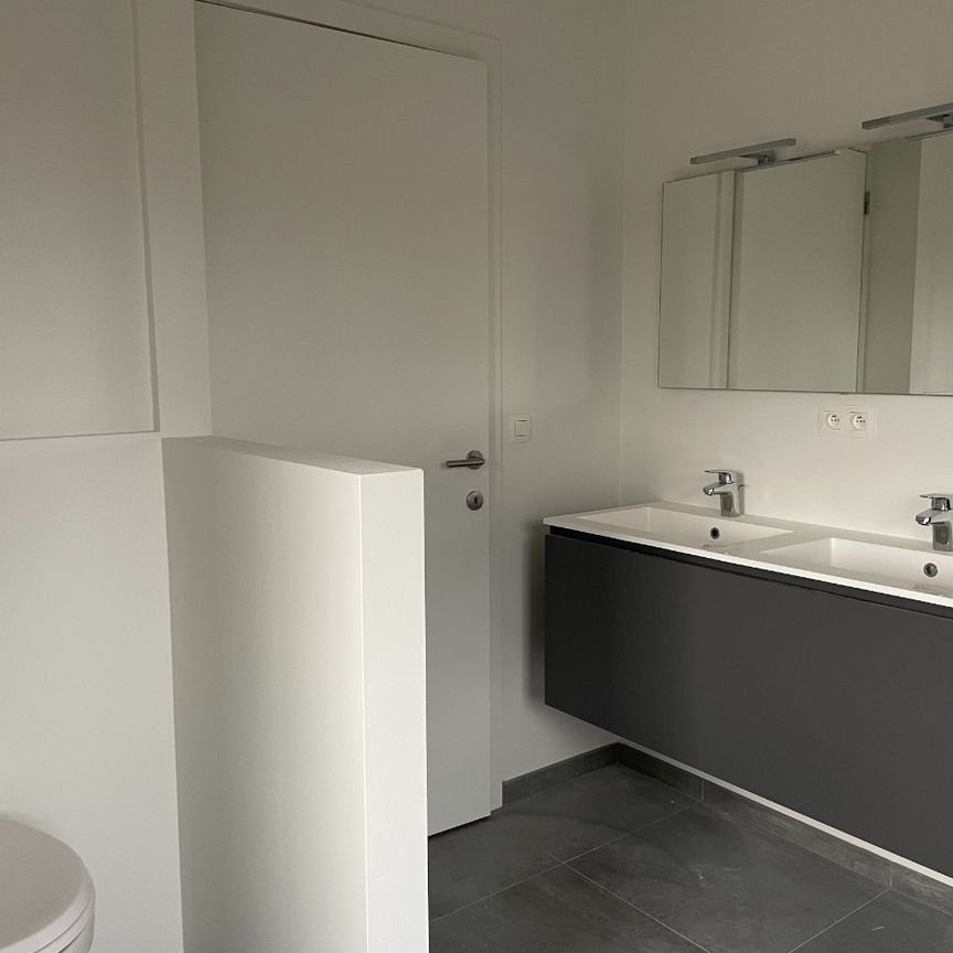 Drie slaapkamer EENGEZINSWONING met garage & tuin - Photo 1