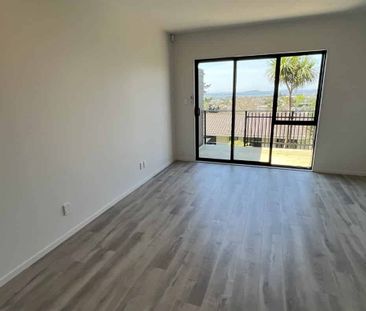 Large 3 Bedroom Townhouse - Photo 1