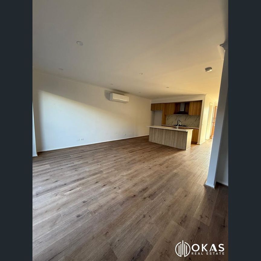 Beautiful Double Storey Townhome For Lease in Truganina - Photo 1