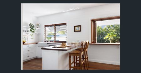 Classic Beach House Nestled In The Heart Of Byron Bay - Fully Furnished Short Term Let - Photo 3