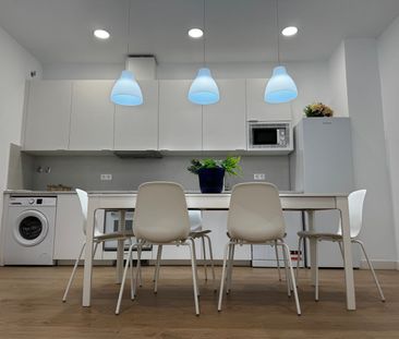 Alquiler de piso en Plaza Virgen del Rocío, 1 - Photo 2