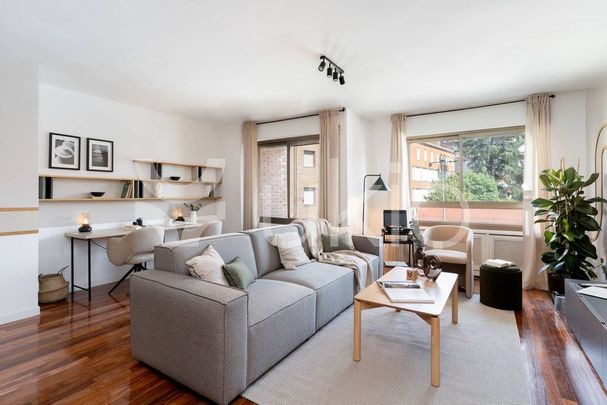 5 room luxury Apartment for rent in Madrid, Community of Madrid - Photo 1