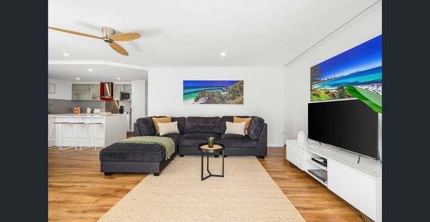 Spacious 3-Bedroom Apartment in the Heart of Burleigh Heads – Lifestyle, Location & Comfort! - Photo 1