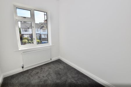 Wyken Croft, Coventry - Refurbished Traditional Mid Terrace - Photo 2