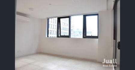 Elegant 2-Bedroom Apartment with Light-Filled Interiors in a Prime Melbourne Location - Photo 4