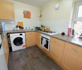 3 bedroom Flat in Flat C, Leeds - Photo 2