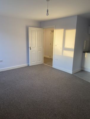 QUEENSWAY, BLETCHLEY - 1 BEDROOM - Photo 1