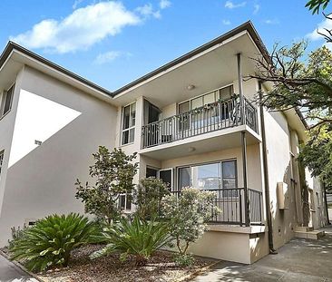 Freshly painted three bedroom unit in central location - Photo 5