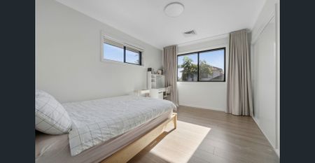 Modern Five-Bedroom Family Home with Spacious Living & Outdoor Entertaining - Photo 4