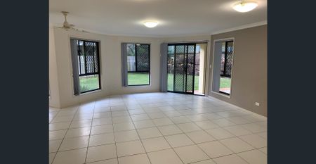 Air-conditioned lounge, master bedroom bed 3 & new plank floor in famlu room ciming- Family Living in Calamvale - Photo 2