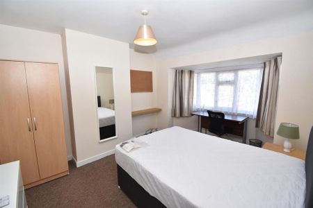 3 bedroom flat to rent - Photo 4