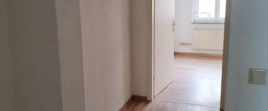 +++ 2 Zimmer mit Laminat und Wannenbad in zentraler Lage +++ - Photo 1