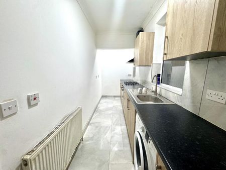 3 bedroom flat to rent - Photo 5