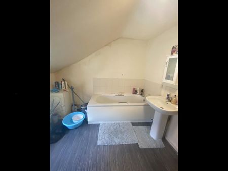 3 bedroom flat to rent - Photo 4