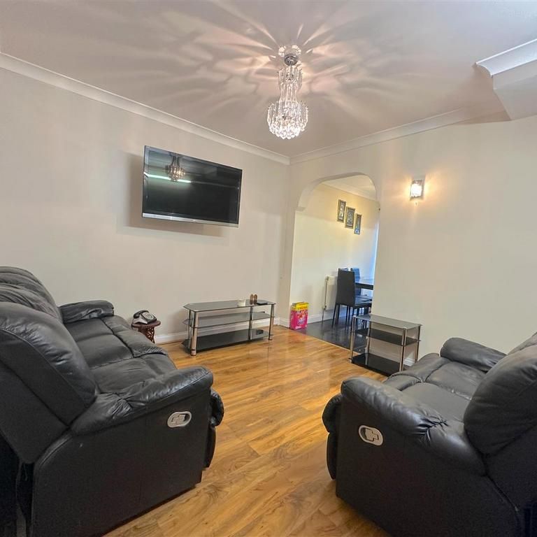 4 bedroom end of terrace house to rent - Photo 1