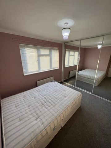 3 bedroom flat to rent - Photo 2