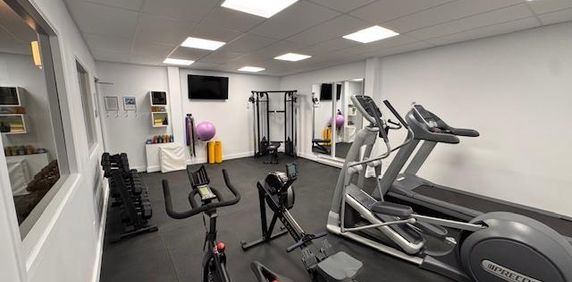 CHARMANT 2 1/2 rénové - piscines - gym - LIBRE - Photo 2