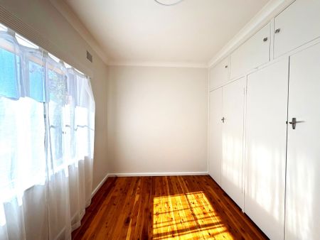 SOUTH TAMWORTH - Renovated 3 Bedroom Home - Photo 4