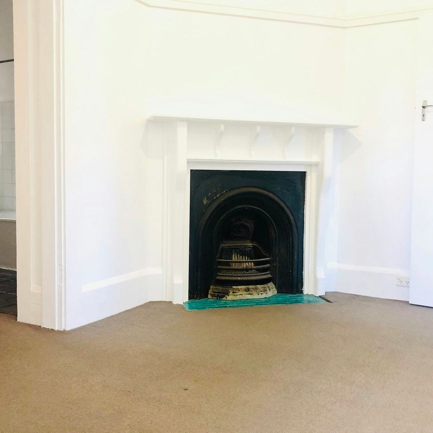 Top floor one bedroom unit with small second bedroom/home office**1st Open Inspection Wednesday from 5.15-5.30 pm (No prior access)** - Photo 1